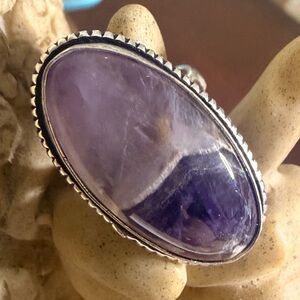 Beautiful Genuine Amethyst stone ring
Adjustable - sits at size 8
Silver plated